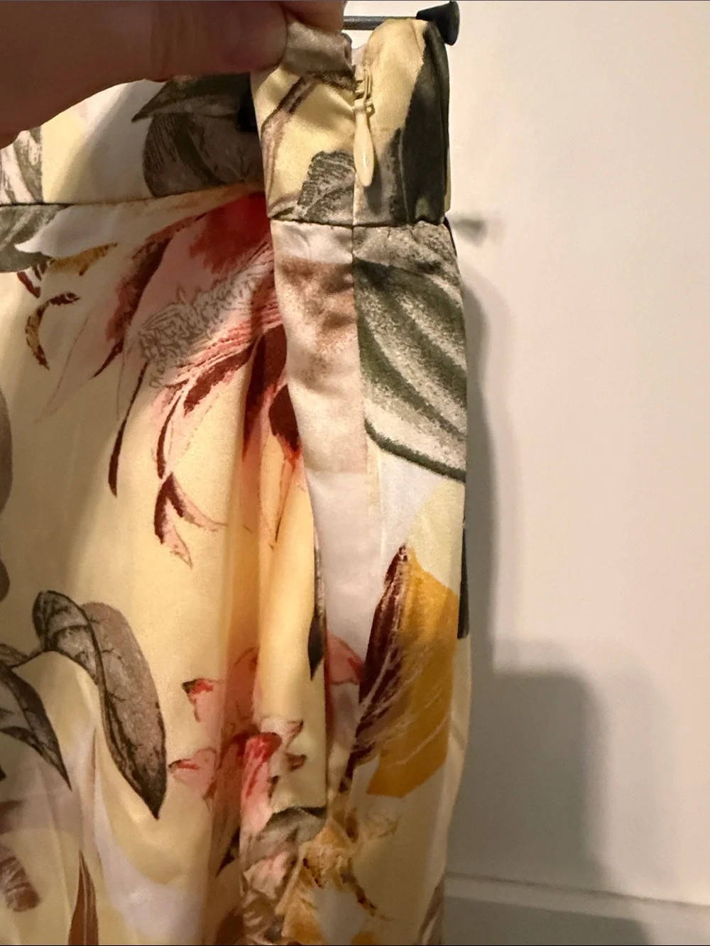 White House Black Market 4” Short Tropical Floral Satin Yellow Women’s Shorts